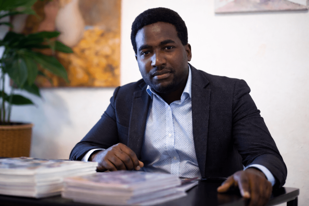 Stevenson Jacques en oficina profesional, imagen horizontal para artículo sobre precio de anuncios en Instagram